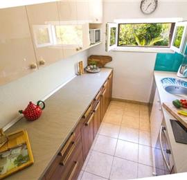 4 bedroom villa with pool in Maslinica, sleeps 8